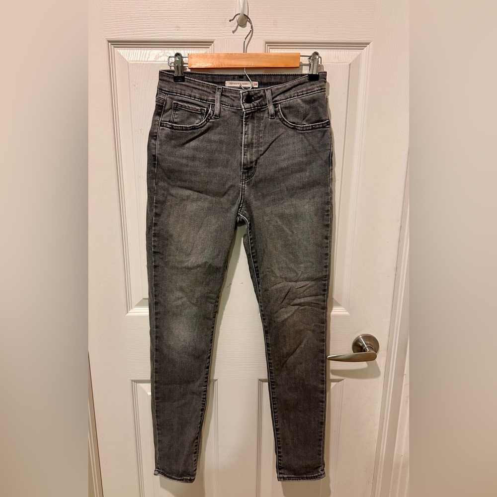 Levi's Gray Skinny Jeans with Stretch and Urban Aesthetic